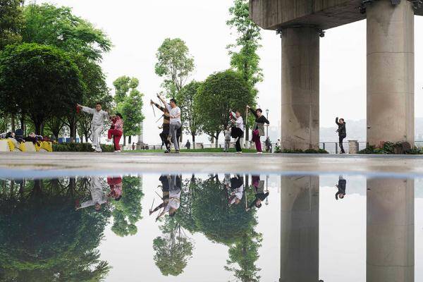 4月20日,居民在重慶市北碚區正碼頭廣場濱江休閒公園鍛鍊.