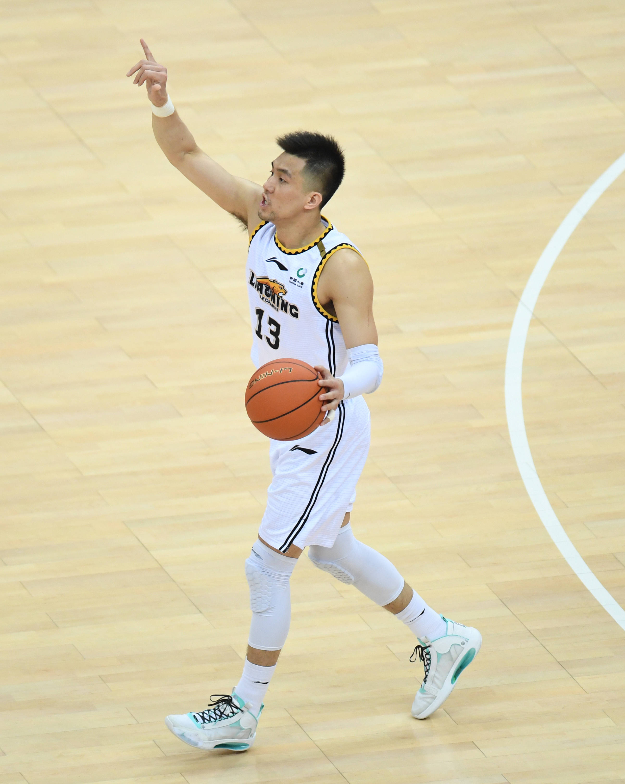 4月21日,辽宁本钢球员郭艾伦在比赛中带球.