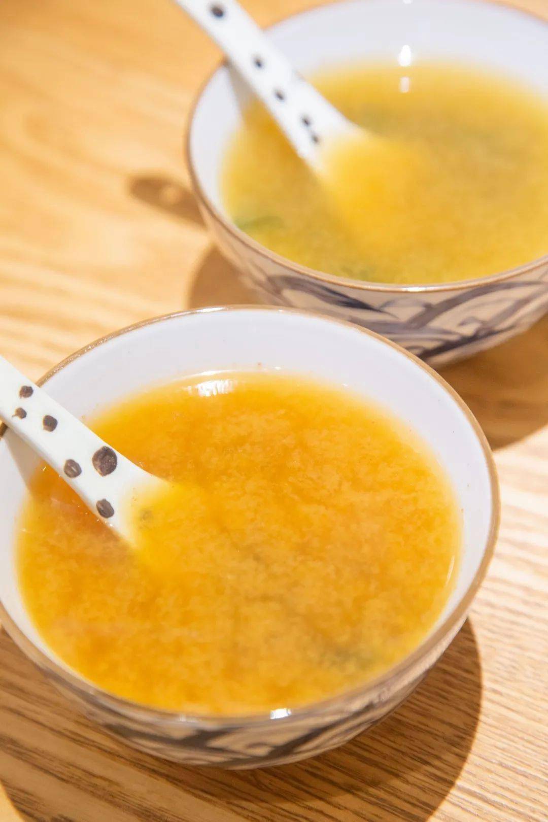 招牌面豉汤瞬间油香满溢,大开的章鱼肉带着满满汁水上桌香气飘满屋,用