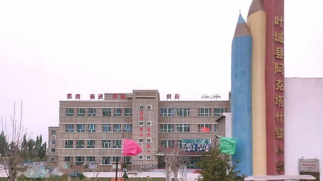 自家庭院养护花草;年青人则在产业园区利用前期职业技能培训所学知识