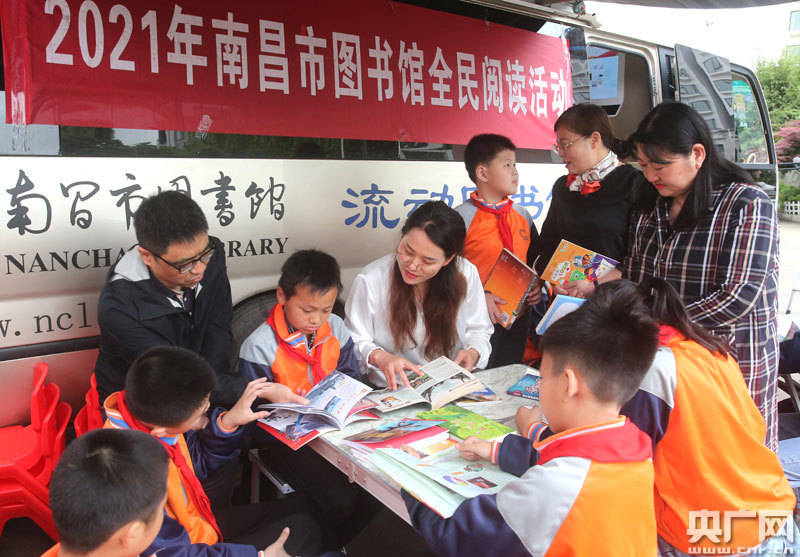 流动大篷车开进青山湖区胡家小学,开展"红色图书进校园" 系列主题活动