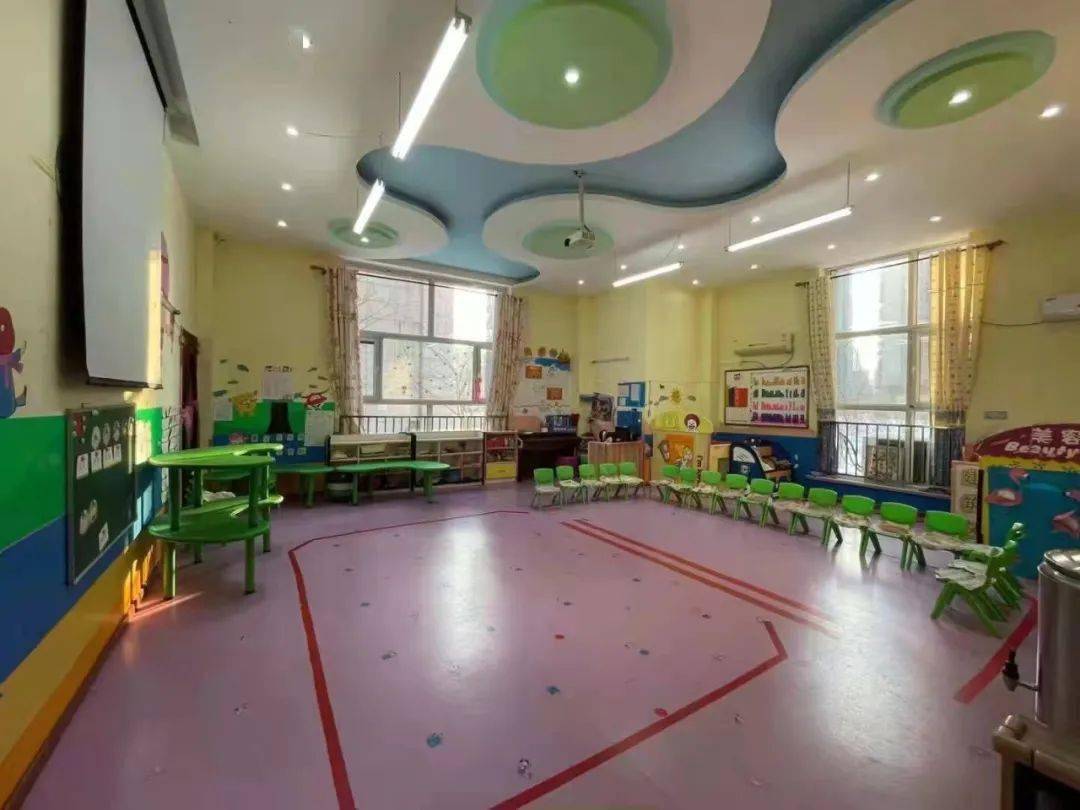 4月15日,我们来到了位于群力的皇家萌宝幼儿园,进行我们的橄榄球推广