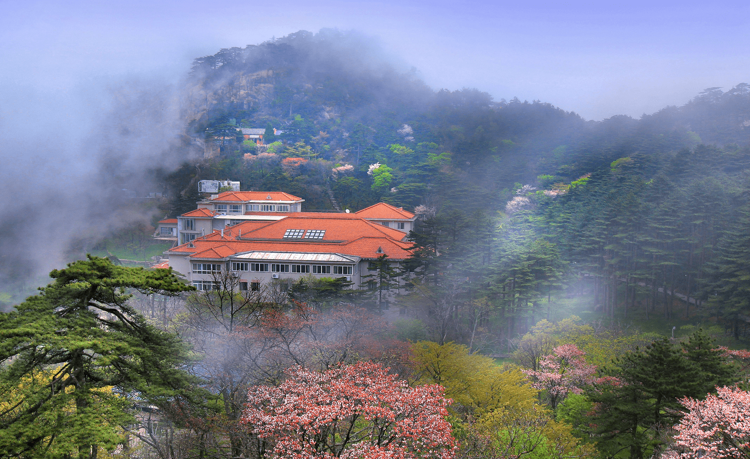 雲亼·曙光里山宿位于黄山风景区北海景区北海宾馆对面,是全新概念的