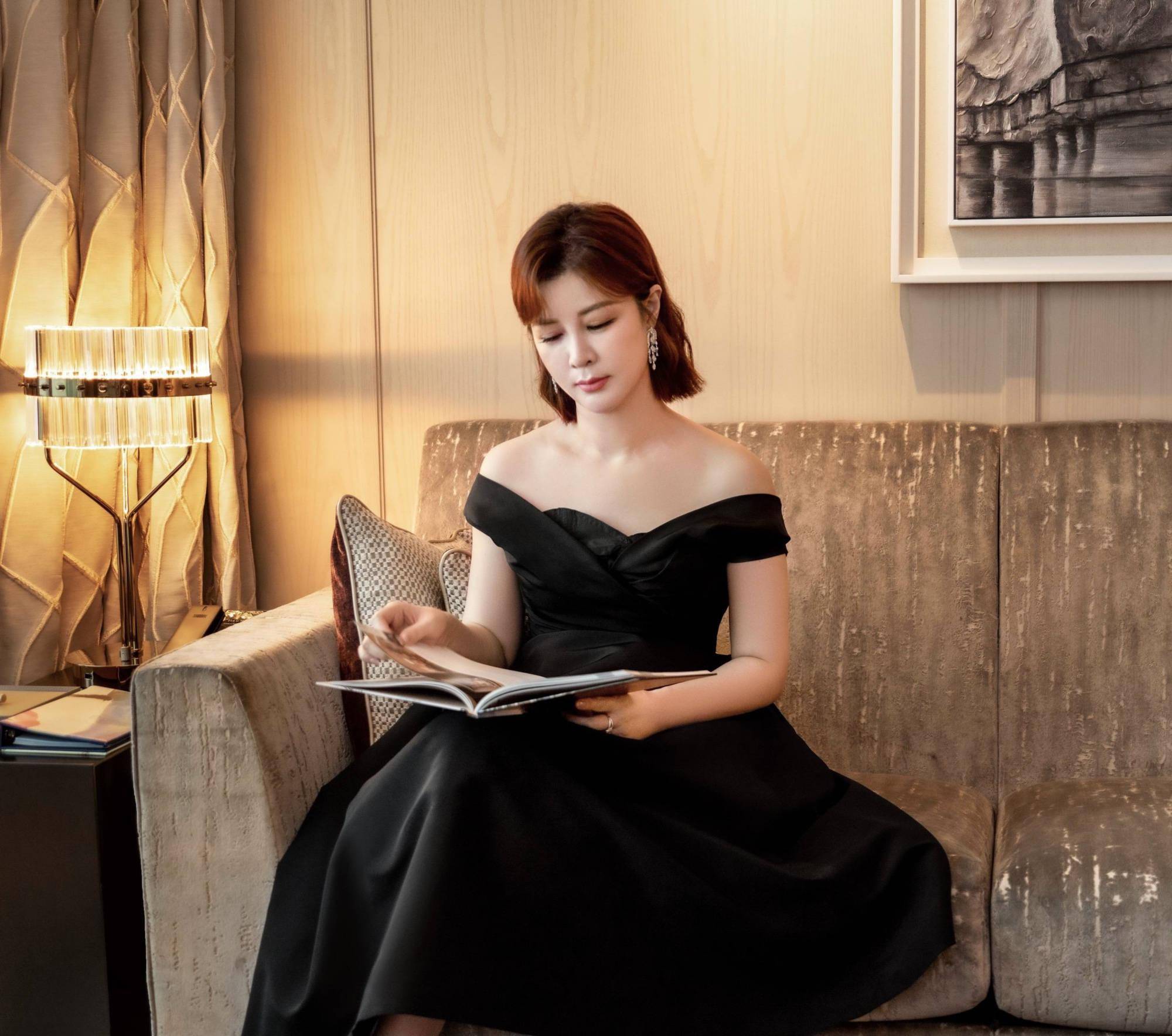 杜华晒黑裙短发造型意外撞脸杨紫网友直呼原地出道