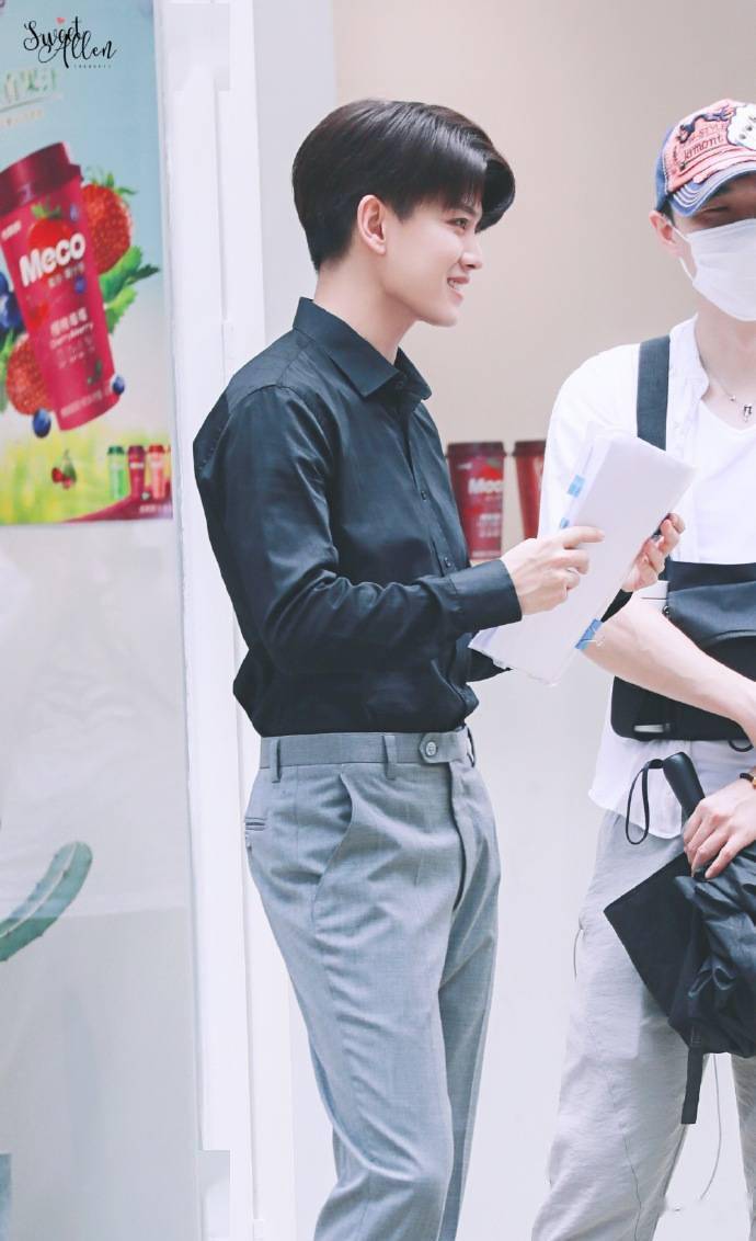 任嘉伦街头路透分享 高冷的是顾川,又关我甜串串子什么事?