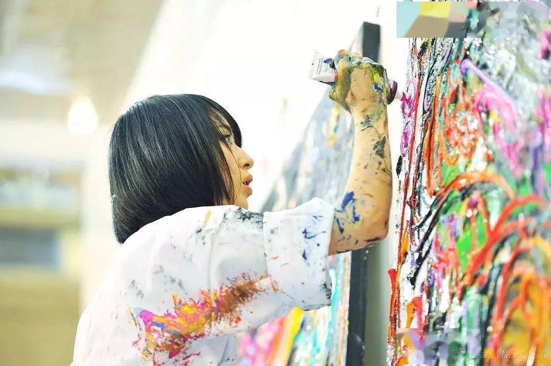 “狂野少女”绘画堪比毕加索,8亿人看她作画,作品震惊整个国际画坛