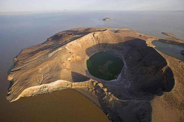 世界上最大的裂谷图片