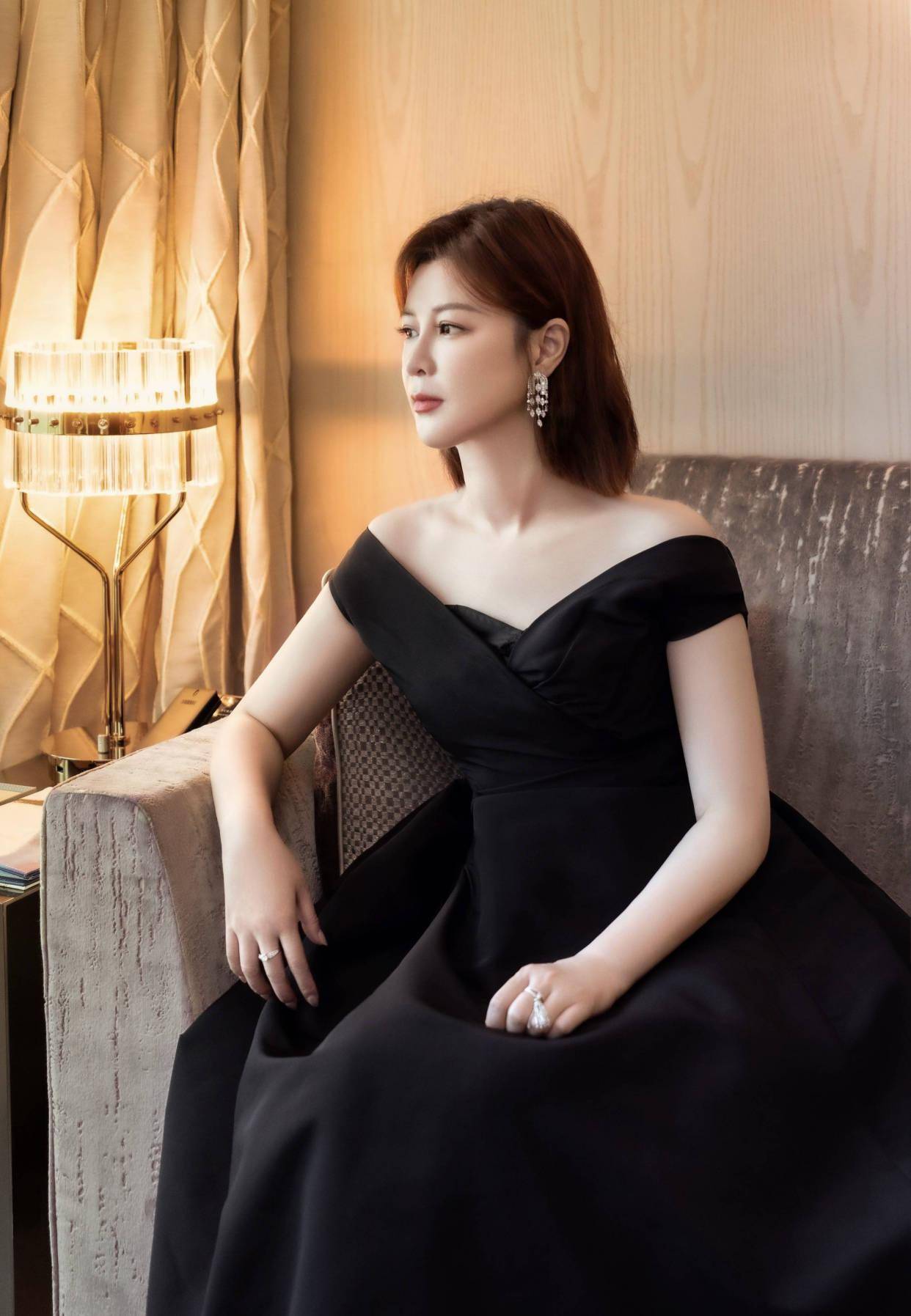 杜华晒黑裙短发造型意外撞脸杨紫网友直呼原地出道