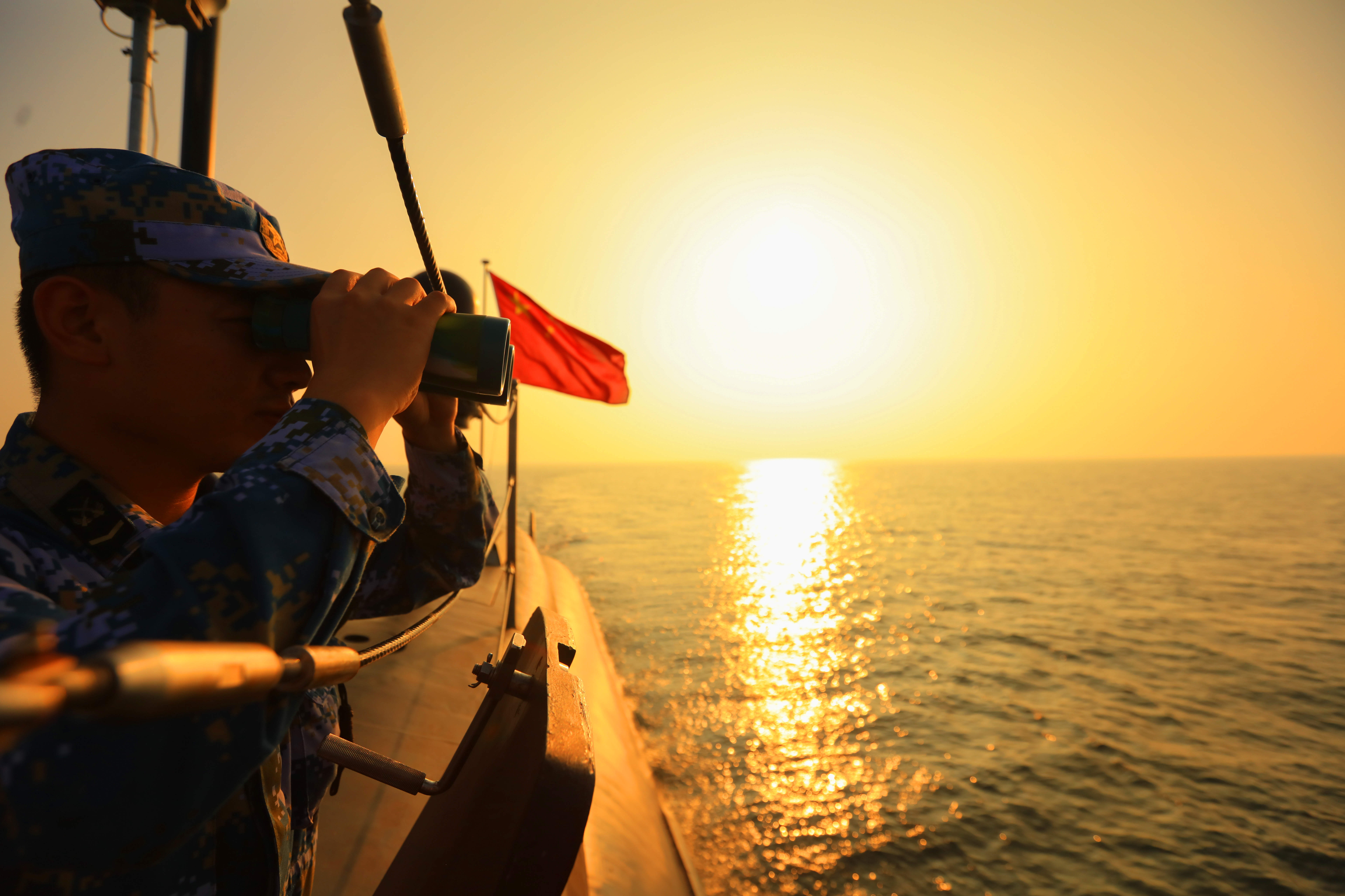 海军战士在海边图片图片