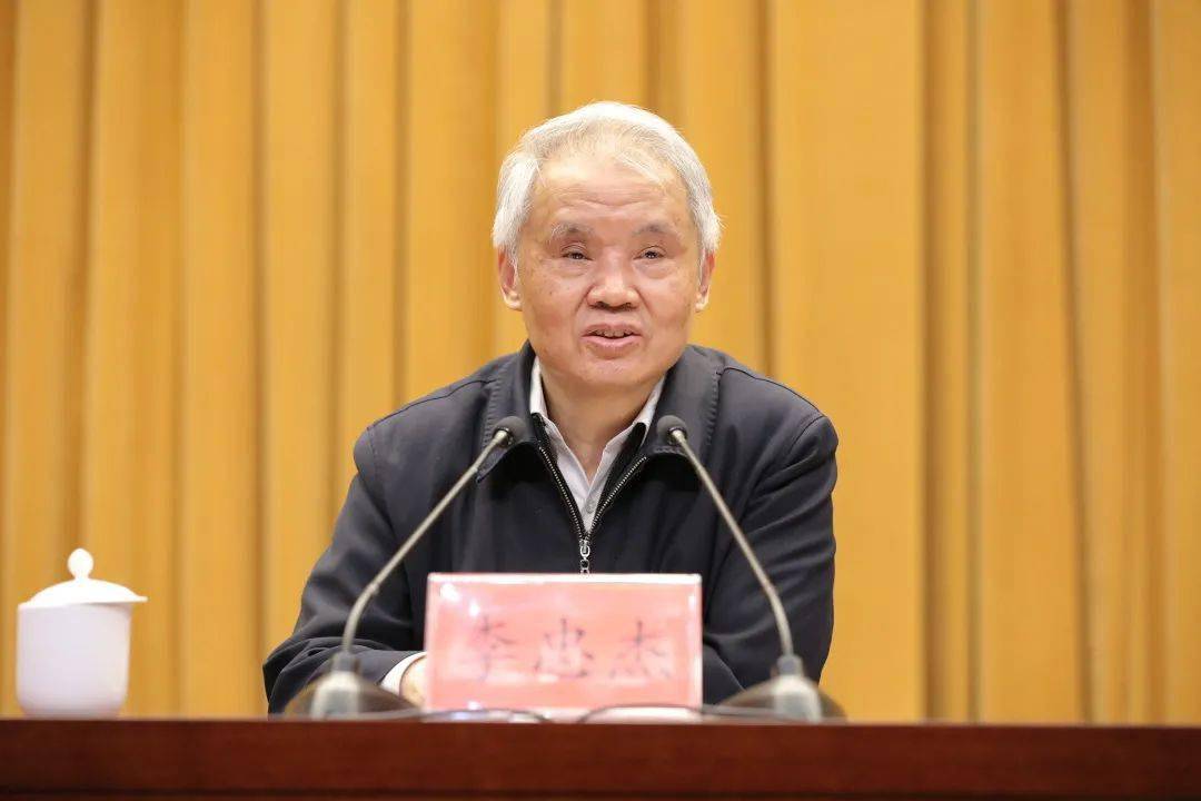 区委副书记,区长马振兵,区委副书记韩宏亮出席会议.