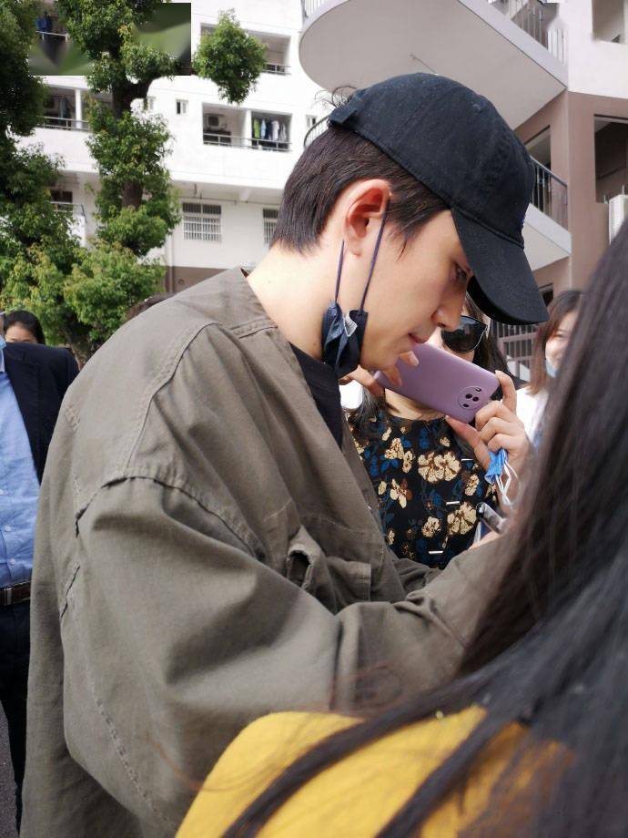 今日,朱一龙现身武汉第十四中学,一身低调打扮探访母校依然被同学们