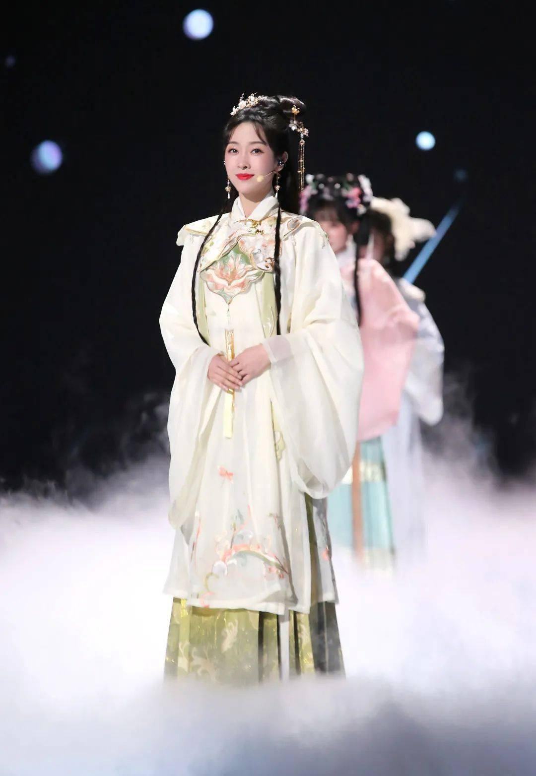 舞台上的姑娘们身着各个朝代不同形制的汉服,仿佛从不同时期的古画中