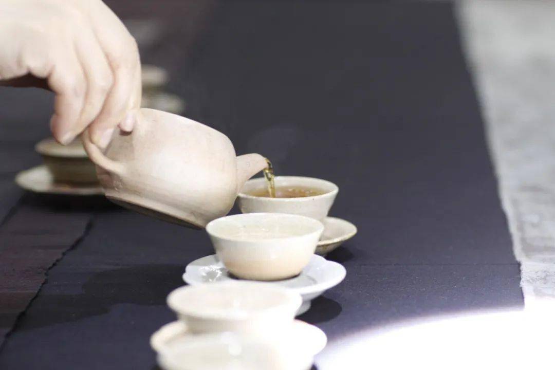 茶叶中含有咖啡因等生物碱,空腹喝茶时茶叶中的茶碱会刺激胃黏膜的