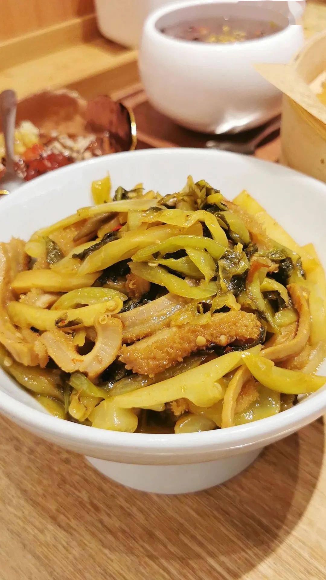 小碗酸菜爆牛肚选用酸爽的酸菜和嫩榨菜条和劲爽q弹的牛肚一起小锅"