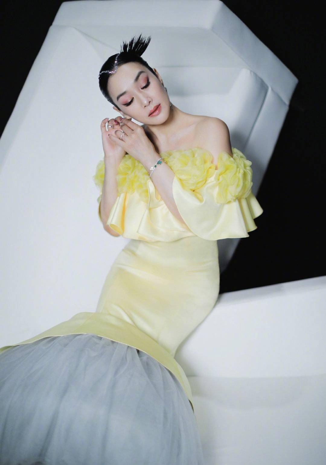 50岁钟丽缇身材火辣穿鱼尾裙走秀气场足状态不输年轻模特