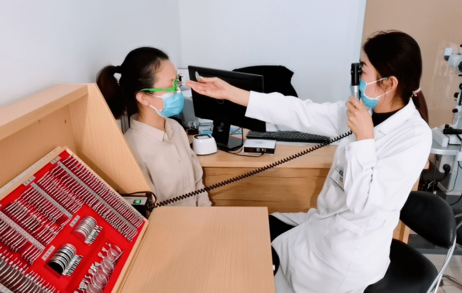 客观验光有电脑验光,检影镜.检影通过影动来检查患者的屈光状态.