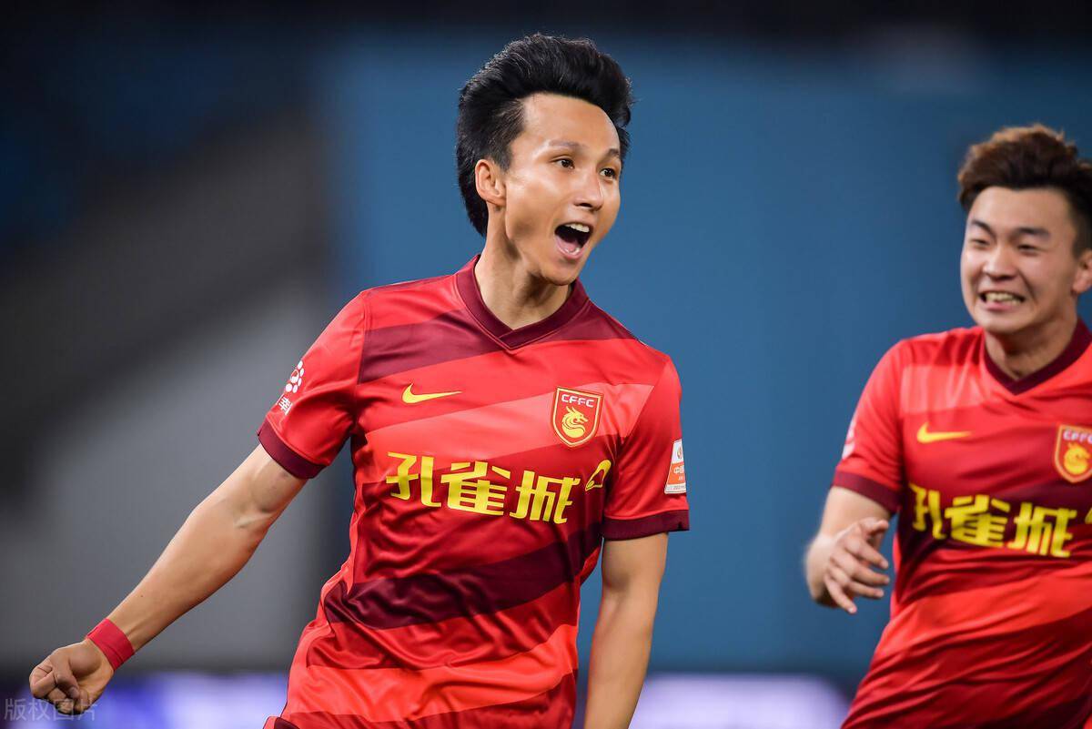 尹鸿博宝刀不老打入河北队中超首球 年轻人拼劲十足新老交替见成效