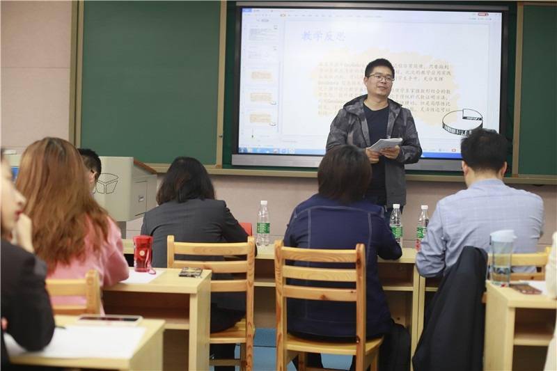 在望城一中师生们的眼里,郑柯老师画手电筒之类的"魔术"并不稀奇,让