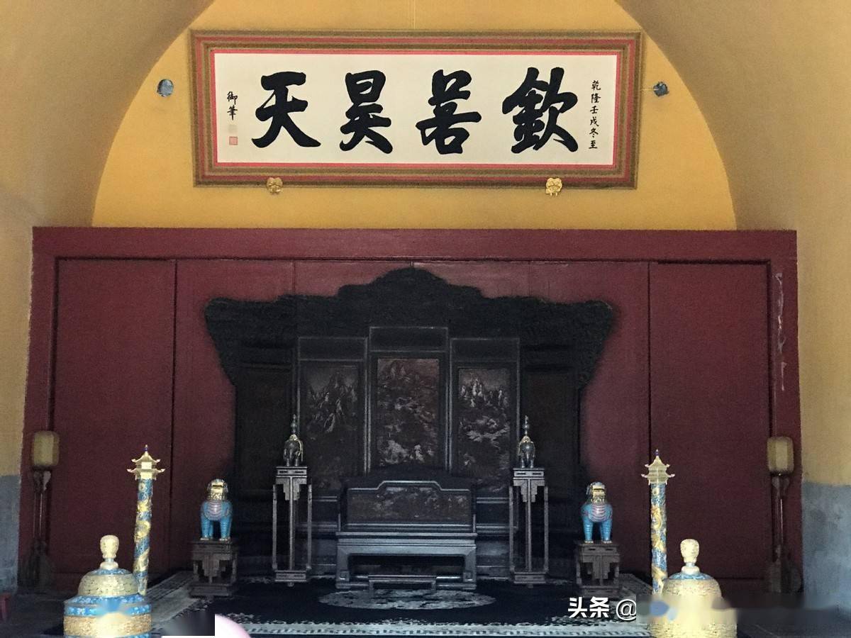 中间一间正面悬挂着乾隆御笔"钦若昊天"巨匾,表达了天子对皇天上帝的