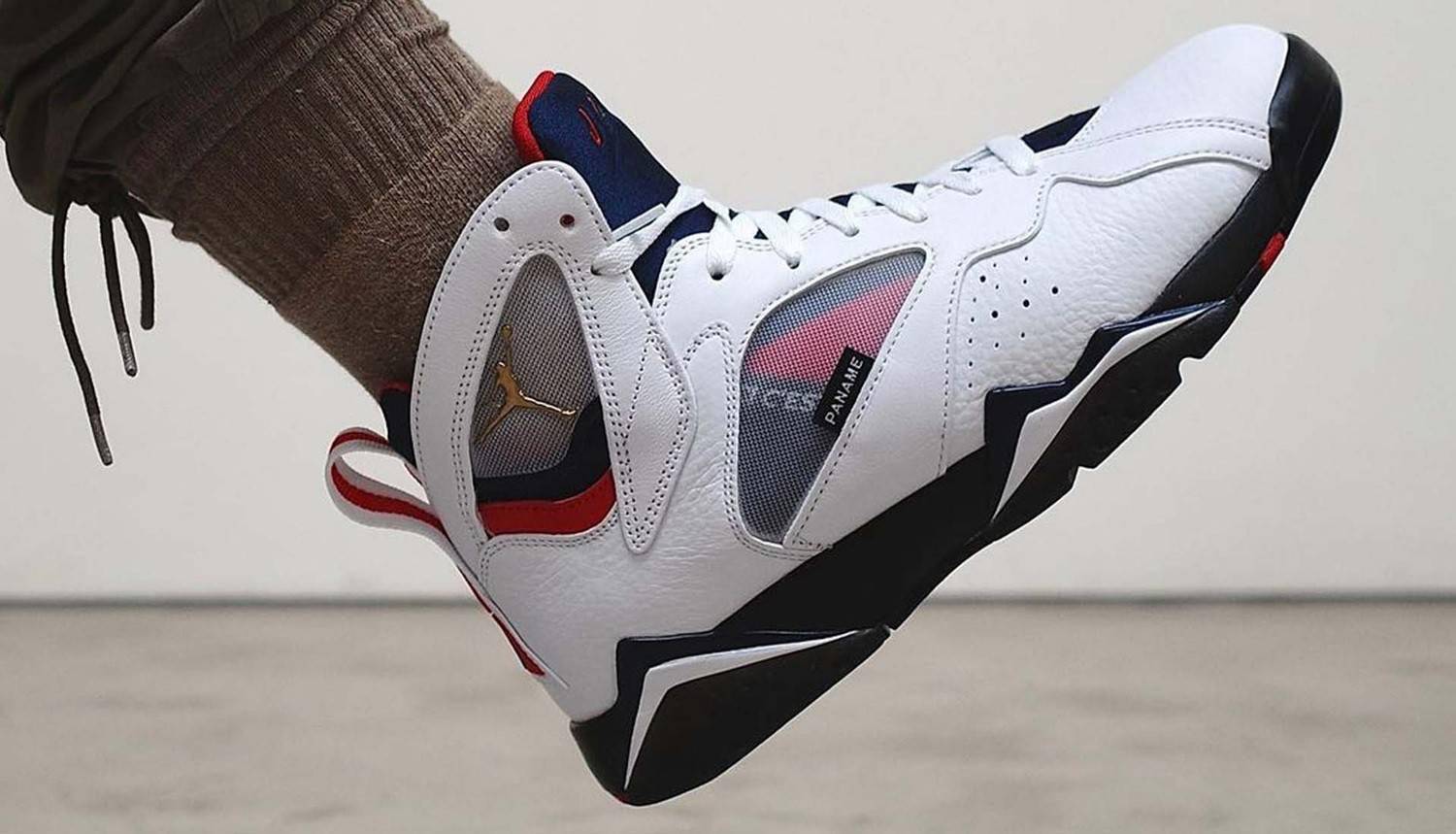 近观即将发布的PSG × Air Jordan 7联名篮球鞋_手机搜狐网