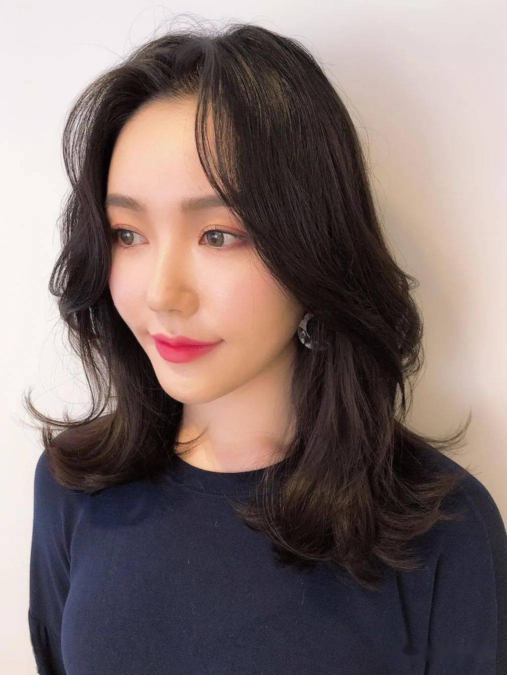 2021春天最火"搭肩烫"_发型