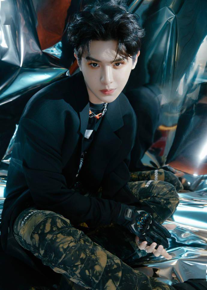 以歌为剑以词为锋黄明昊金曲青春rap对决舞台王子的新衣造型图释出