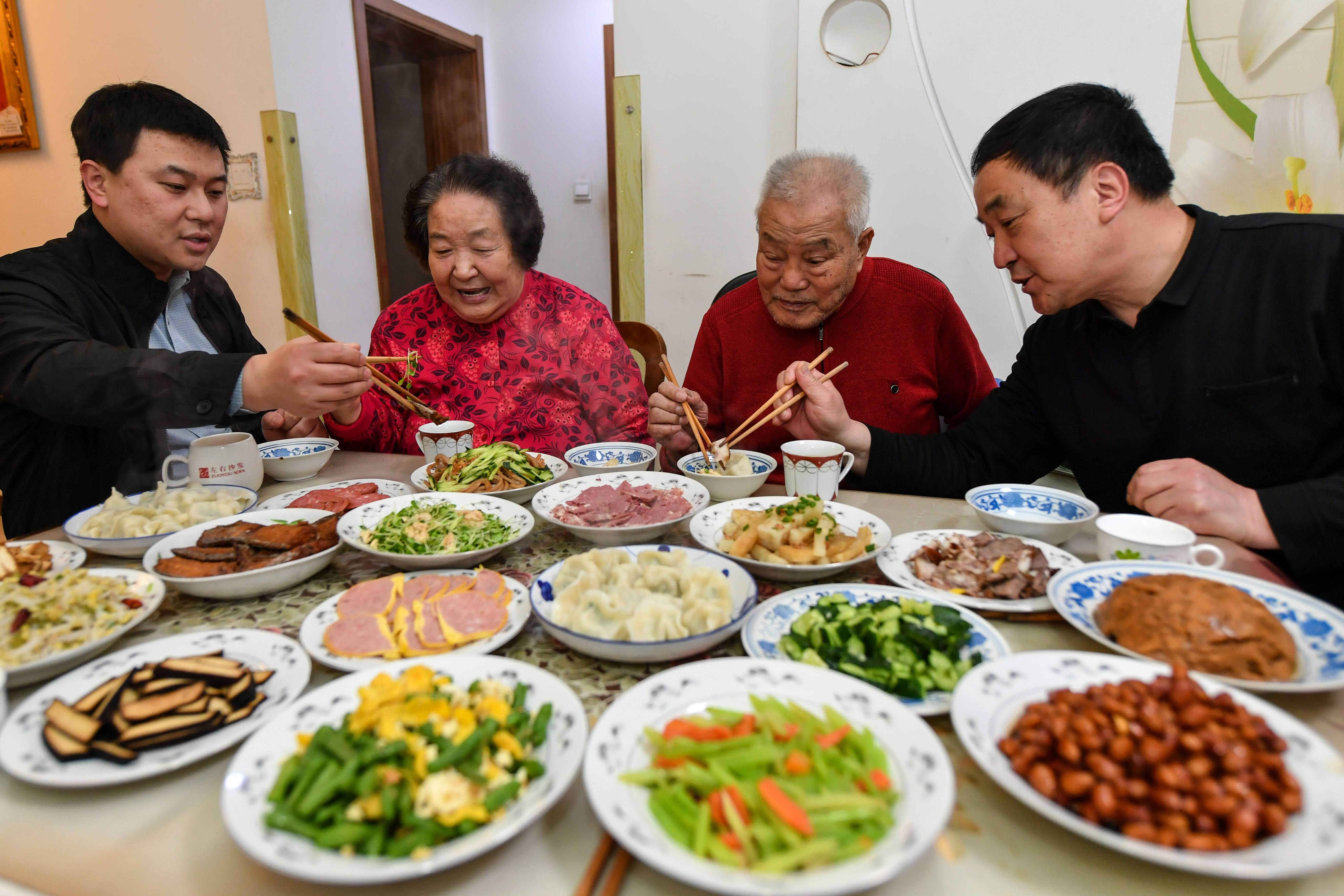 张良贵(右二)一家人在吃饭(4月22日摄)