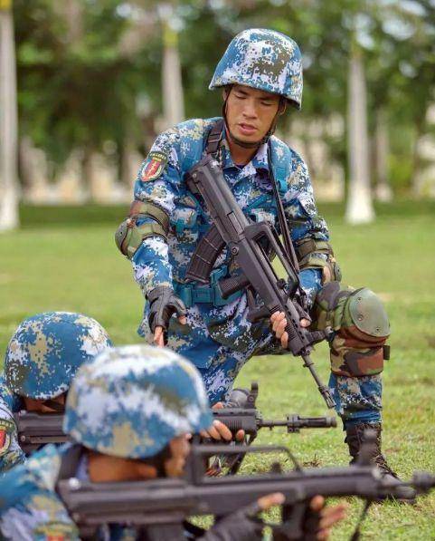 蛟龙突击队升级新型单兵作战系统新步枪新冲锋枪同步列装