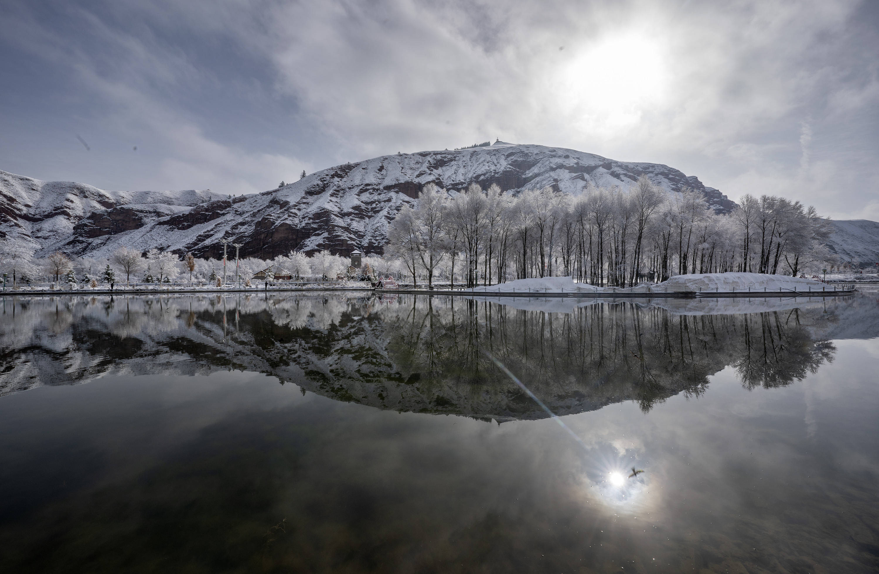 这是4月24日拍摄的祁连县境内雪景(无人机照片).雪后祁连美如画新华