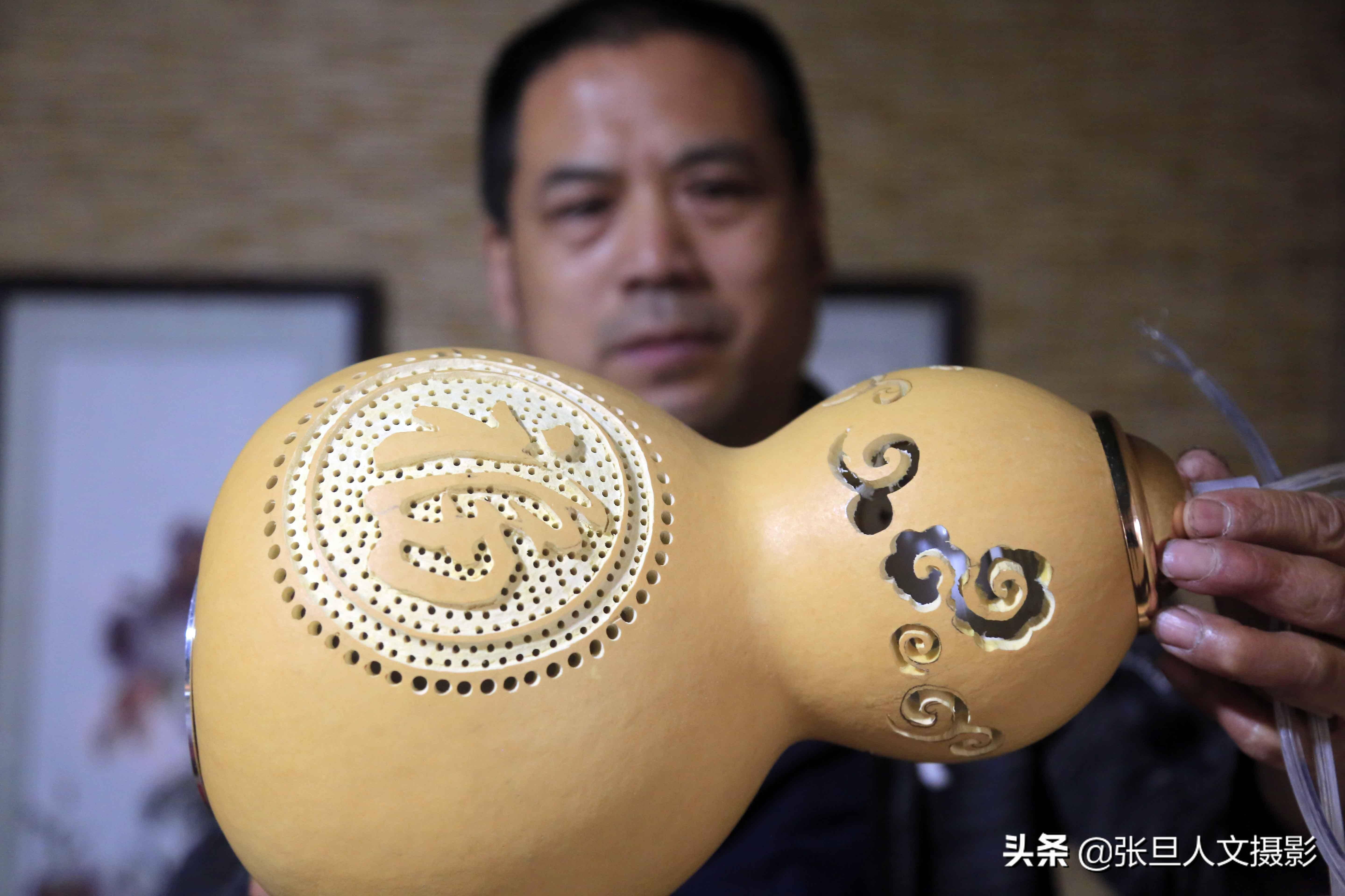 49岁大叔潜在汾河小院里用15天时间在葫芦上刻1000个字要干啥