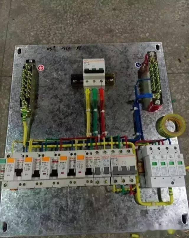 电工徒弟跟着师傅学做配电箱看到师傅的工艺都不好意思下手