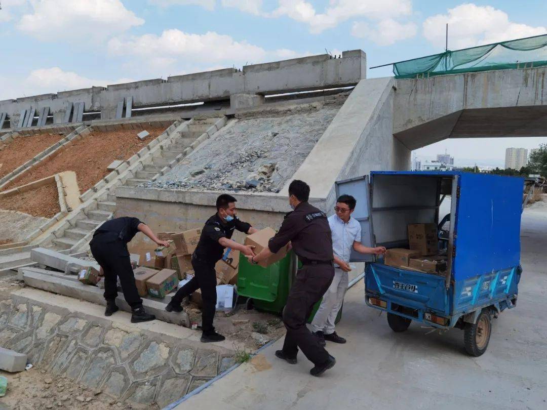 【我为群众办实事】特警化身"拖车工"