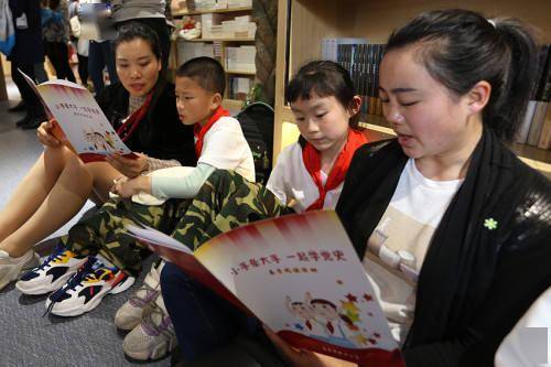 学党史悟思想办实事开新局福泉亲子共读悦享书香红色基因代代相传