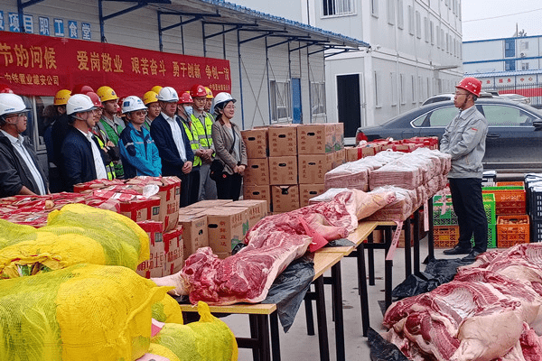 与项目管理单位共同出资采购的蔬菜,肉,蛋等慰问品运抵项目部食堂门口