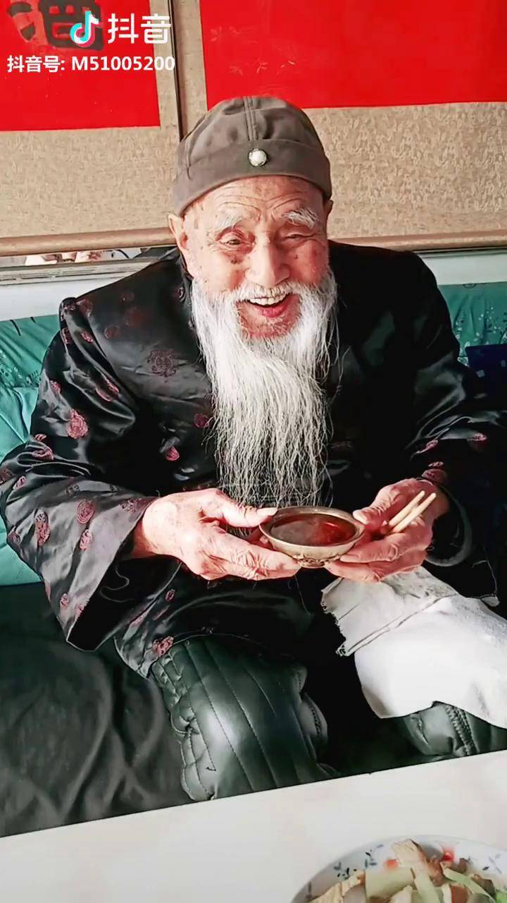 104老仙翁养生秘诀一顿一碗酒强健康养生