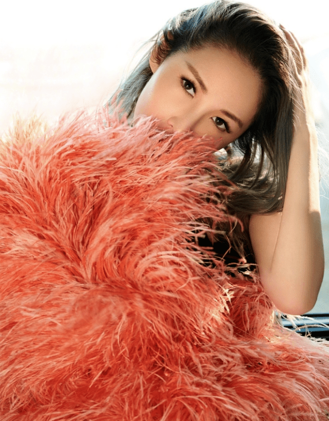 虽说如今自己的脸是毁了容,不过生活中萧亚轩依旧很重视自己的个人