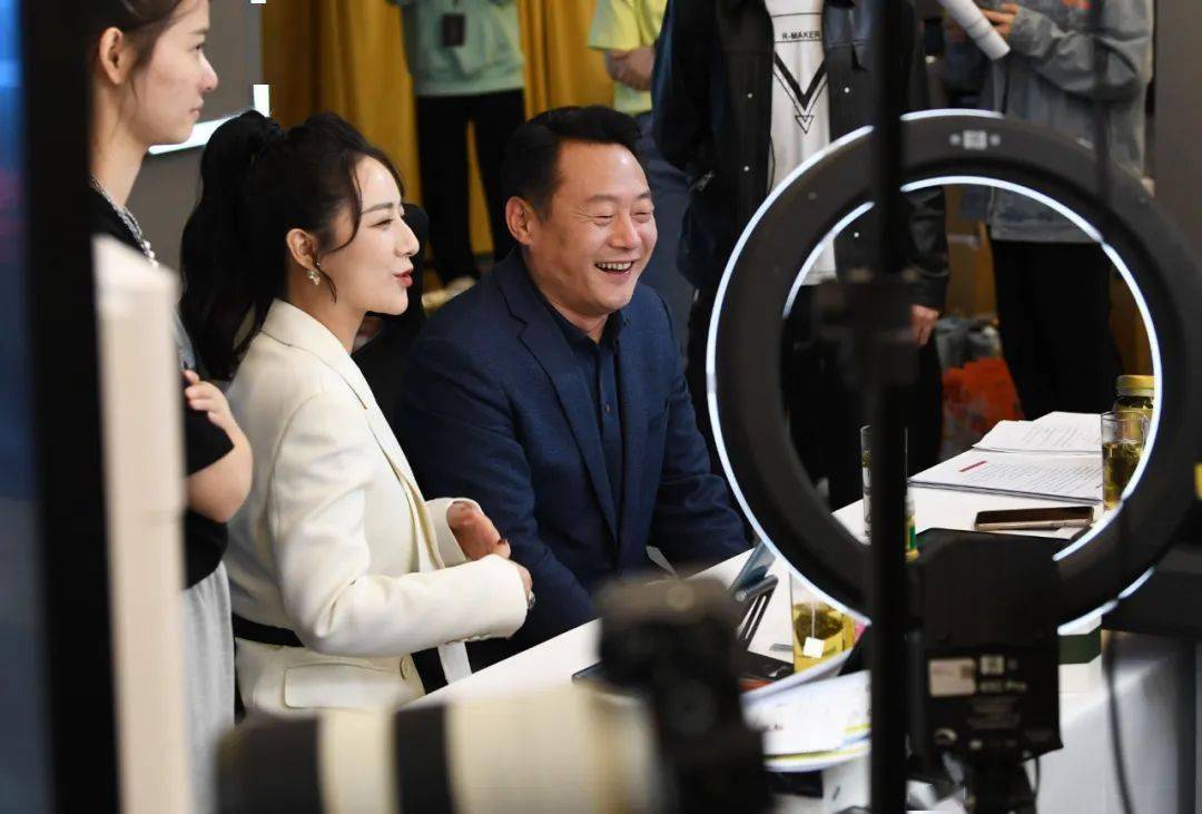 虞爱华走进薇娅直播间!_安徽