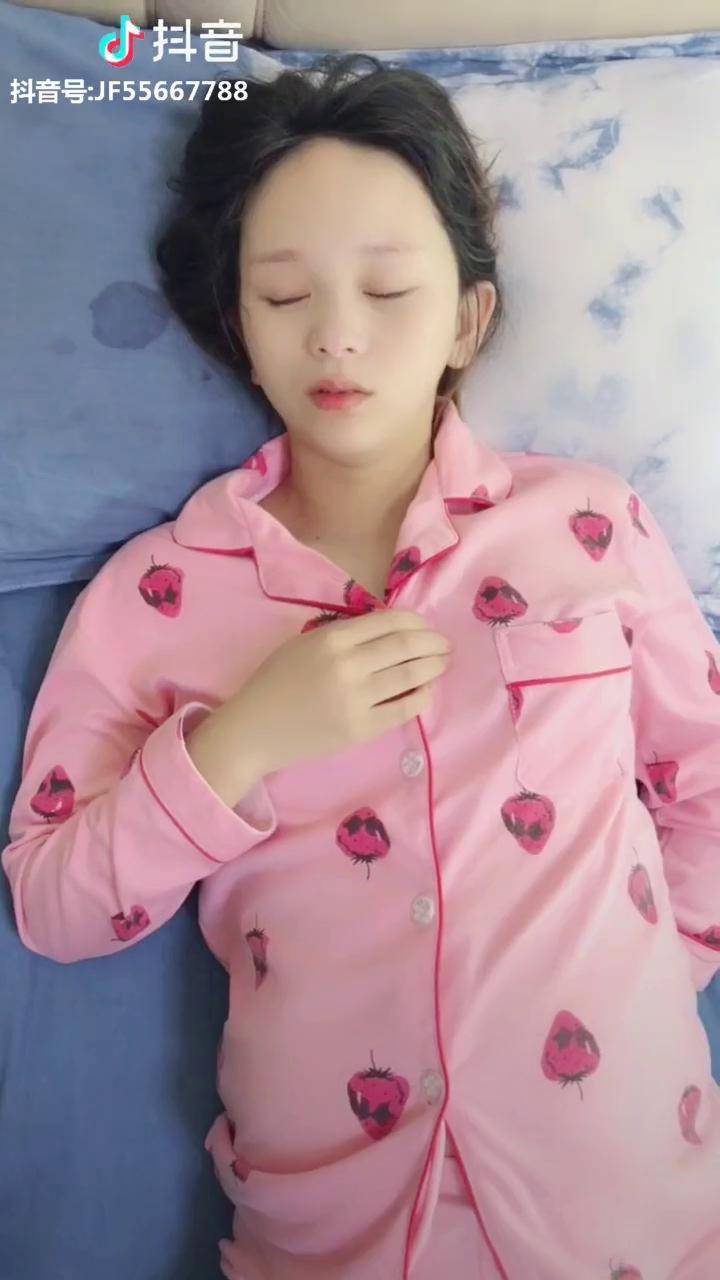 她自己在屋里哭了枕头都哭湿了而且今天还感冒了还腰疼肚子下坠的疼痛