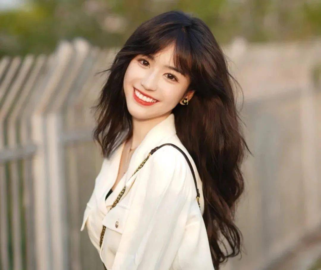 经典黑发回归霸屏女明星们最爱的发色