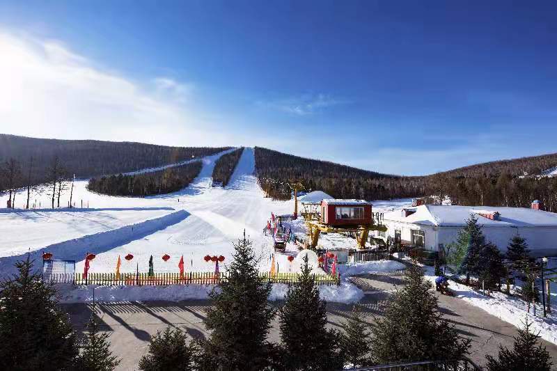 由于映山红滑雪场每年可以营业到五一小长假所以每年4月那里也会举办