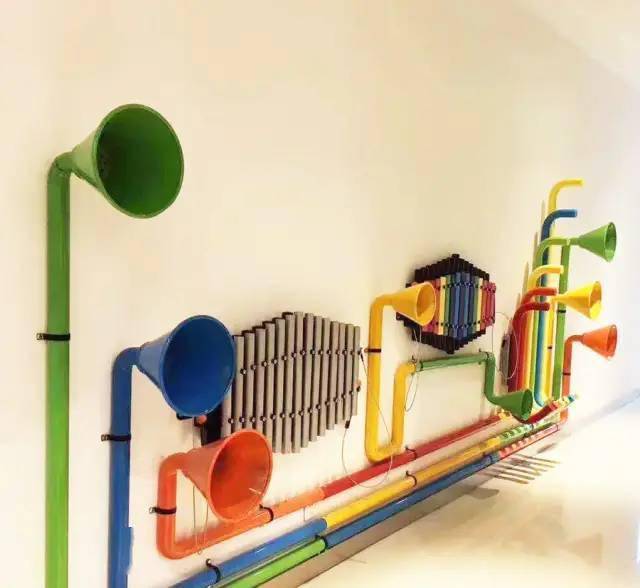 多位小朋友合奏,相互配合敲出美妙的旋律,同时,装置还配搭传声筒装置