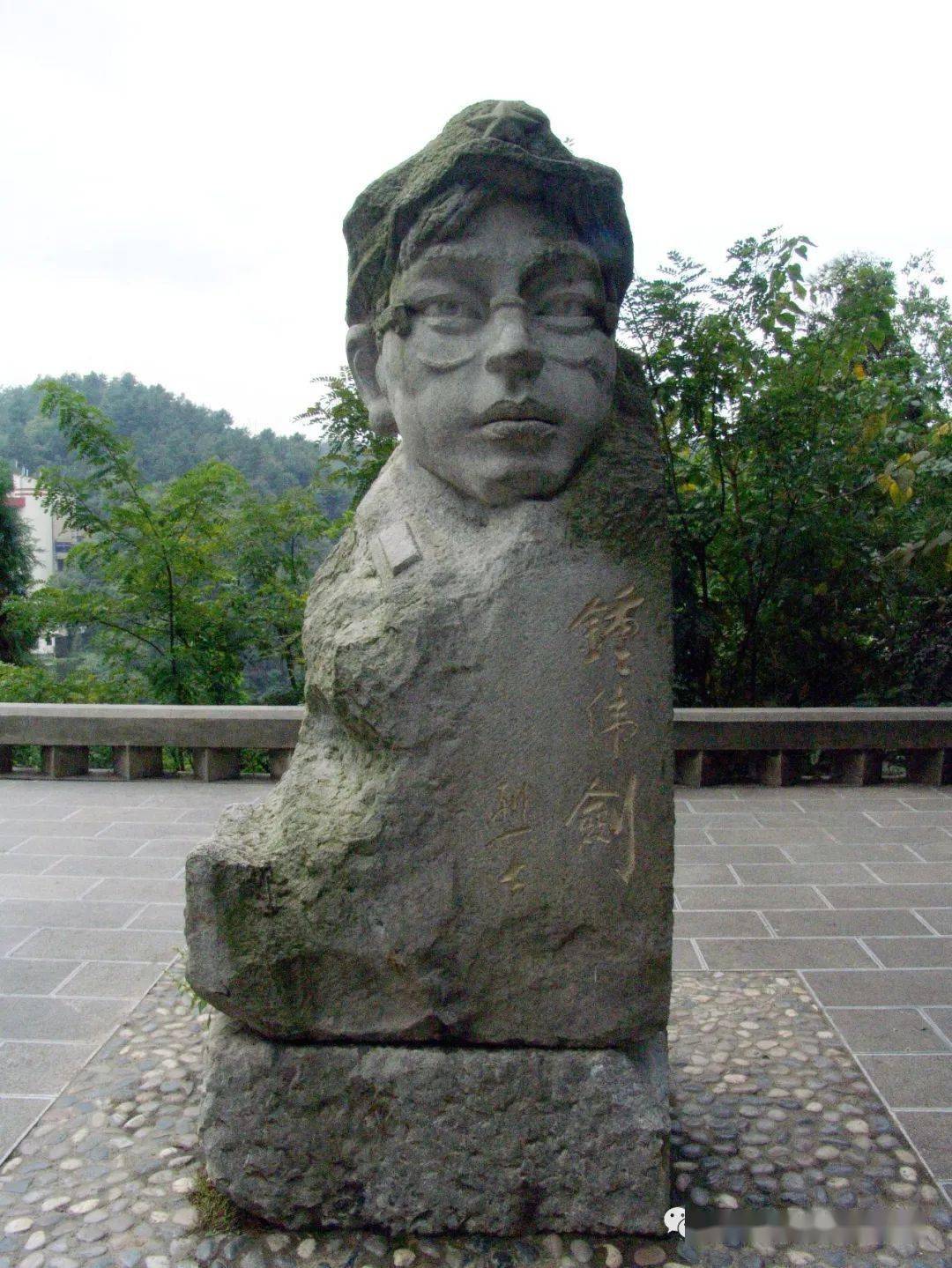 2004年遵义市再次对红军烈士陵园进行保护性维护改造,在邓萍墓东侧