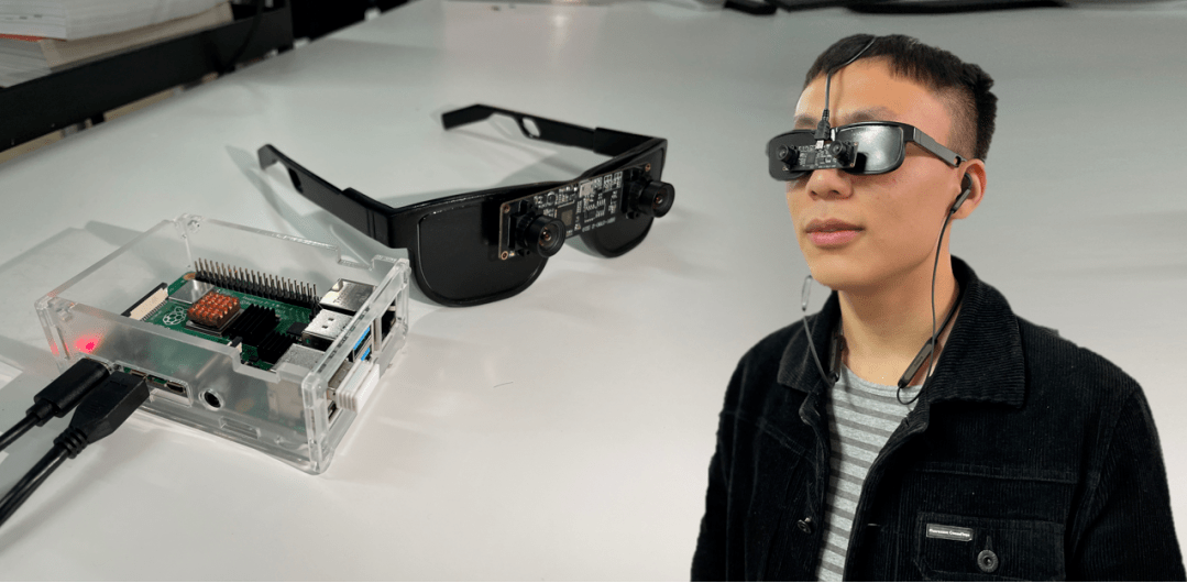 我们的项目想设计一种智能穿戴设备,结合盲人听辩能力较好的特点,利用