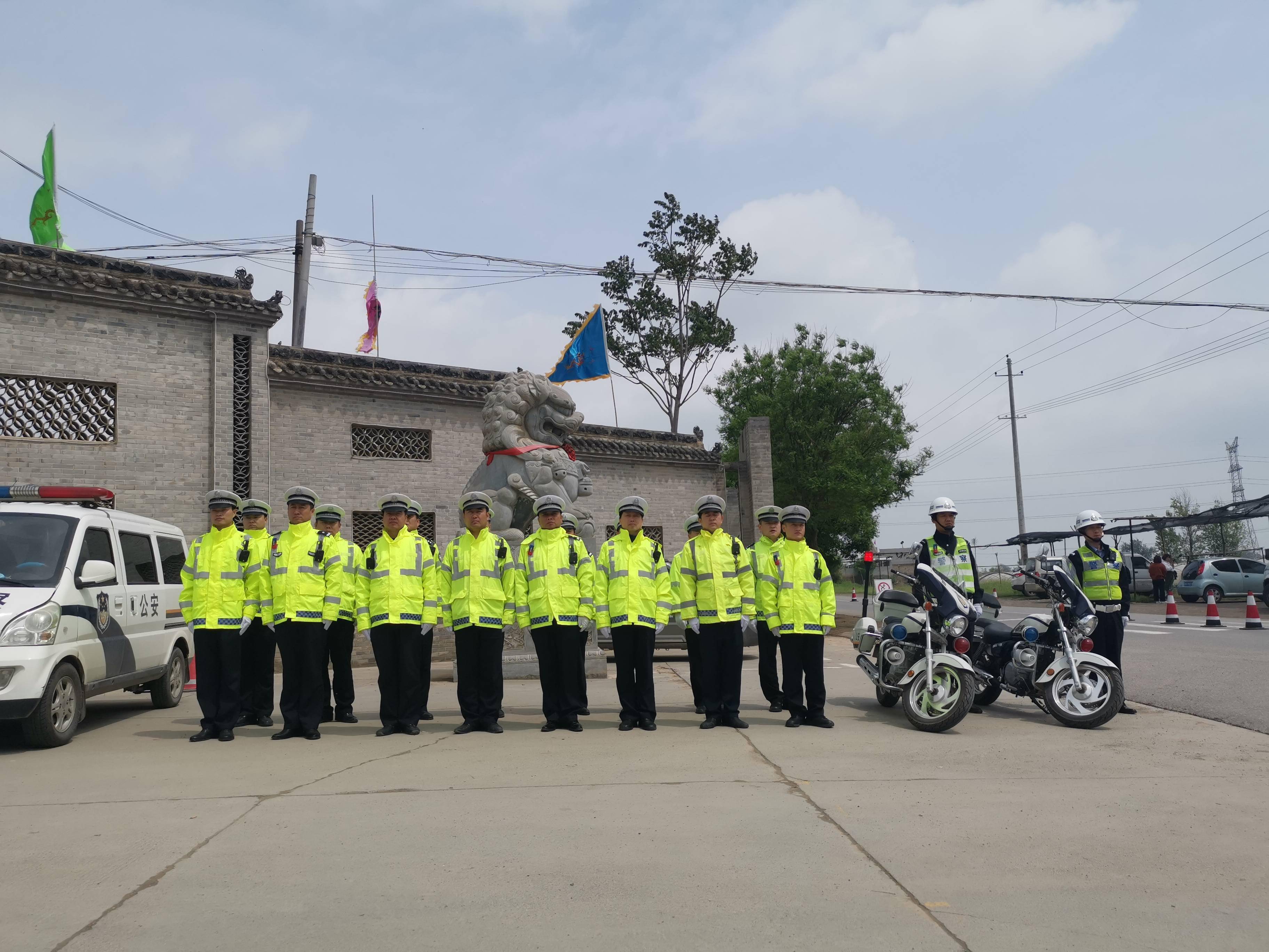 我为群众办实事泾阳交警组织开展道路交通分流疏导应急演练