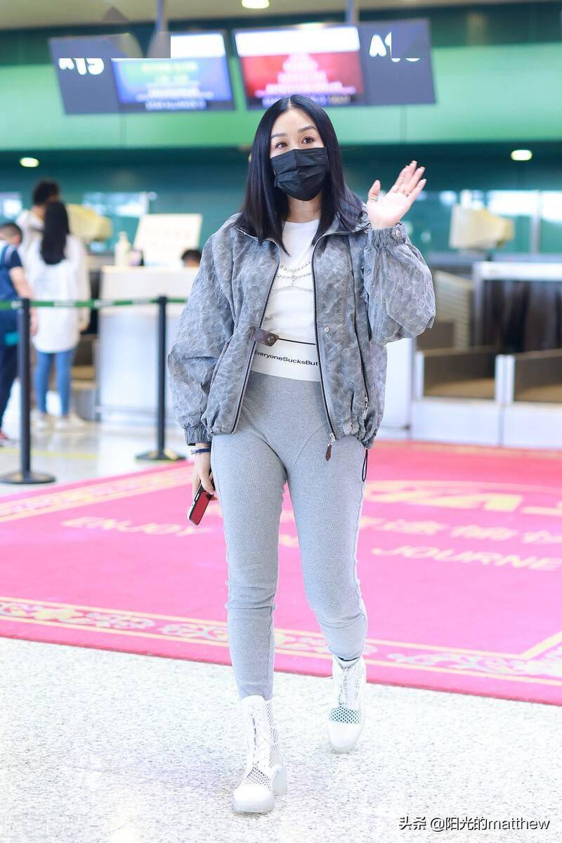 钟丽缇穿紧身裤好似秋裤亲切地对镜头招手比心_机场