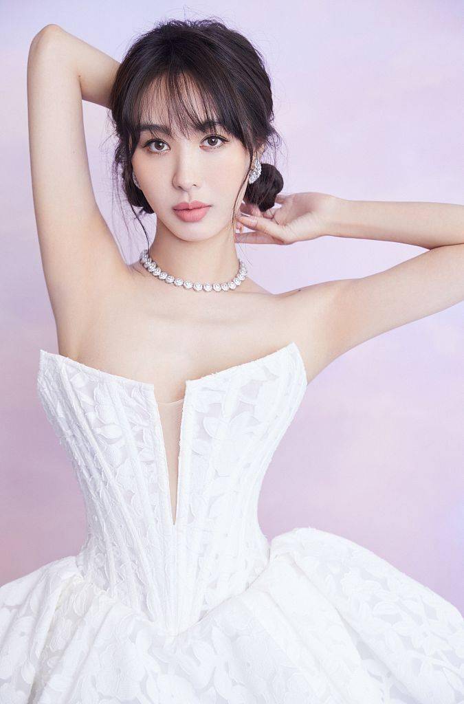 李菲儿低丸子头俏皮活泼 穿抹胸蓬蓬裙秒变"优雅白天鹅"