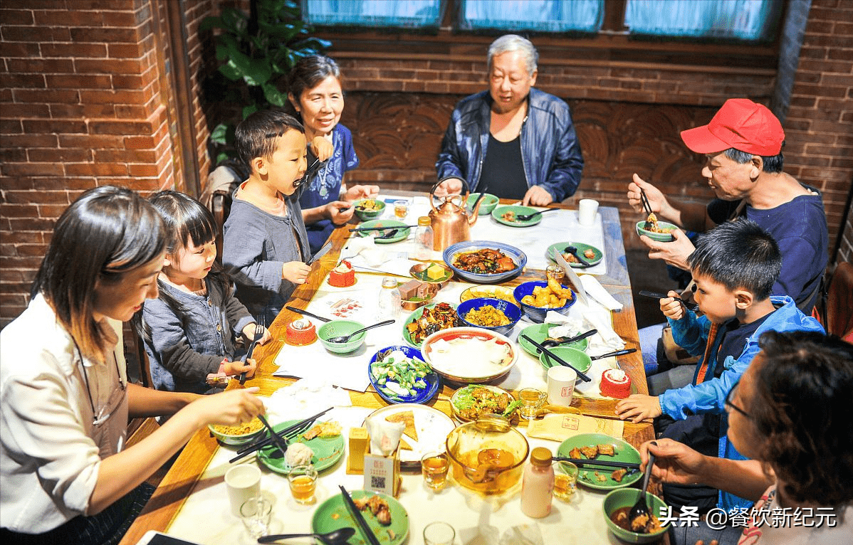 小时候觉得过年一堆人热闹,众多表兄妹一起玩.