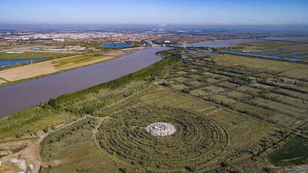 渠灌手段在臨近黃河地段建造揚水站烏海工務段依託黃河水資源隨著治沙