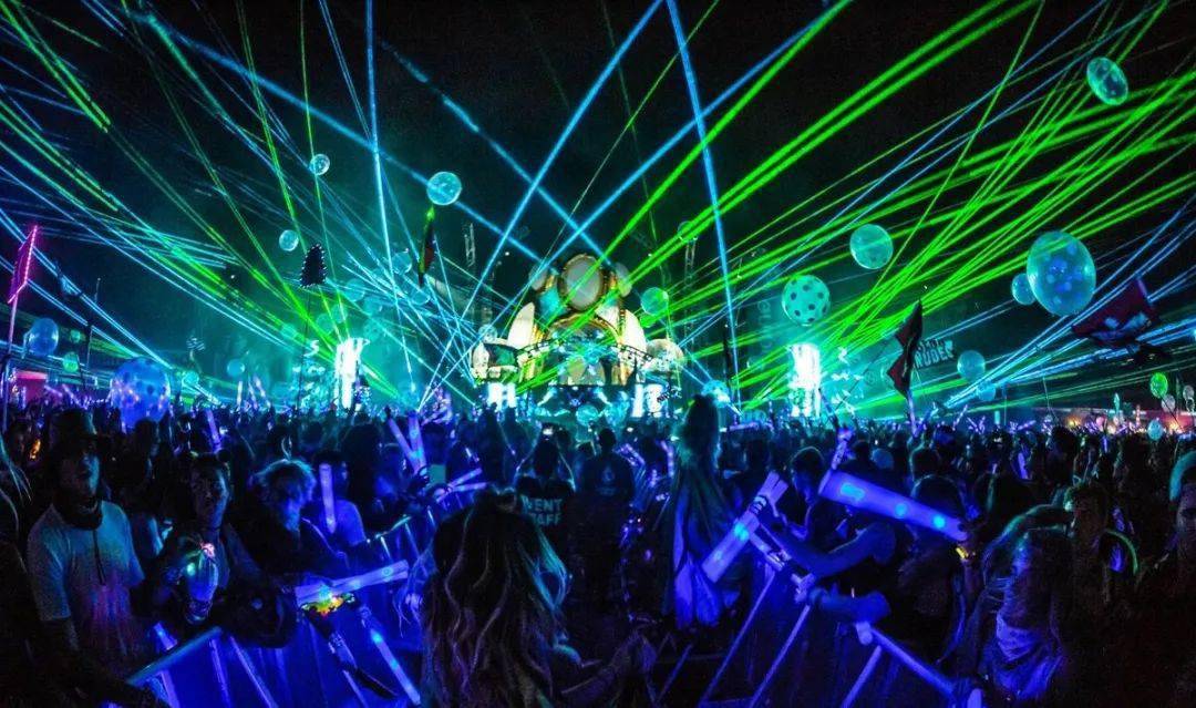 曾风靡线上线下的中西蹦迪舞姿被人遗忘了吗