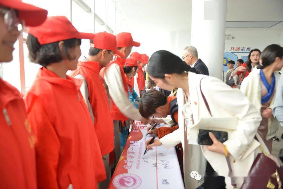 进贤一中党总支书记,校长焦祖卿表示:"本次读书活动进一步激发了同学